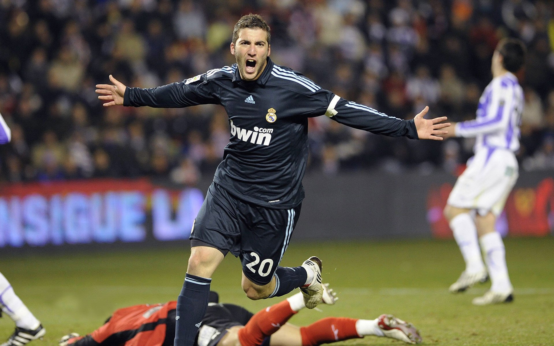 爱游戏官方-“德甲争冠进入关键期，豪门战斗不断”，德甲榜首大战